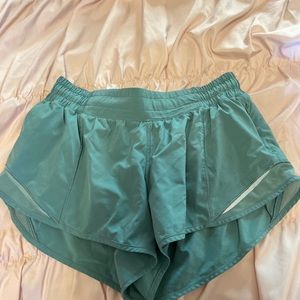 Lululemon Hotty Hot Low-Rise Lined Short 2.5".